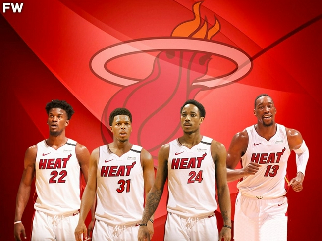 感谢恩师，出自崇明基地的海港球员将奖牌挂在徐根宝脖子上（致敬恩师，海港崇明出身球员将奖牌挂在徐根宝颈间）