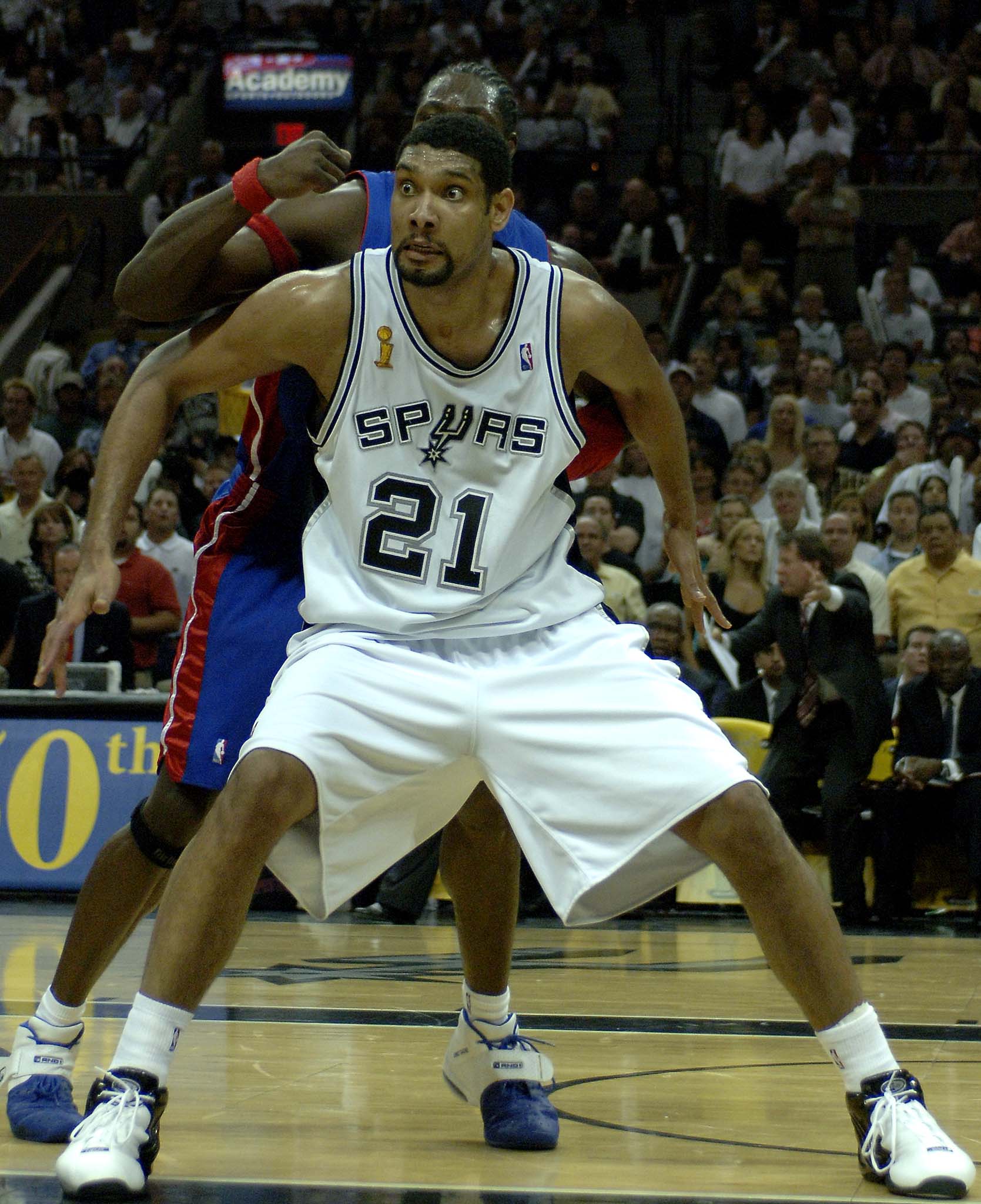 这下真信了！切尔西9号魔咒无人可破，新援中锋再遭严重伤情困扰（切尔西9号魔咒再现，新援中锋再陷重伤困扰）