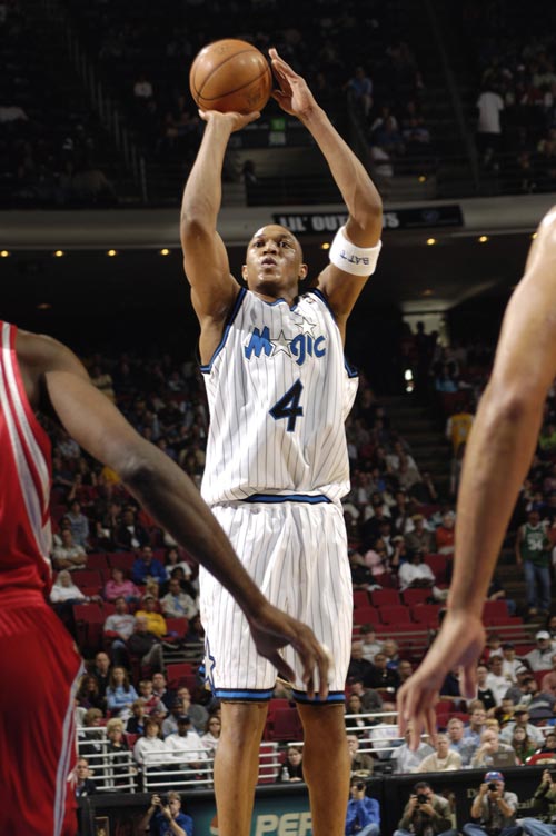 欧文突破防守造成杀伤球成功（欧文强突防线制造杀伤并得手）