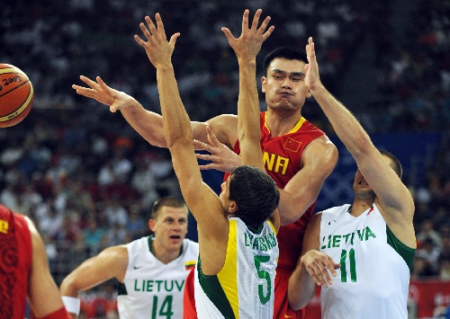 沈月你好星期六挑战滑坡失误，体操式滚落引关注（《你好星期六》沈月滑坡挑战失足，体操式翻滚引热议）